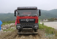 自卸车演绎王者之风 东风天龙KC越野挑战赛决战“车城”